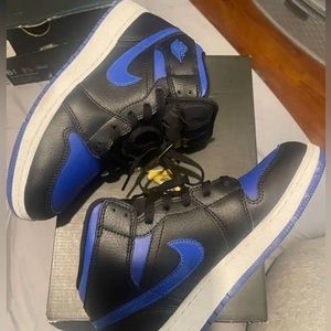 Jordan 1 mid size 6.7y in perfect great condition only wore once